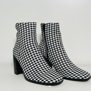 Super cute DOGTOOTH ANKLE BOOTS. Brand new, Black and White.